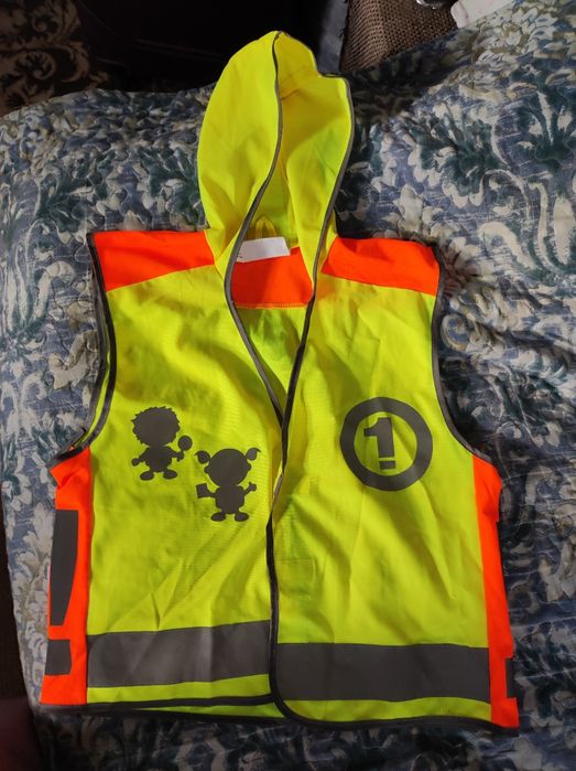 Жилетки со светоотражающими элементами детям и взрослым