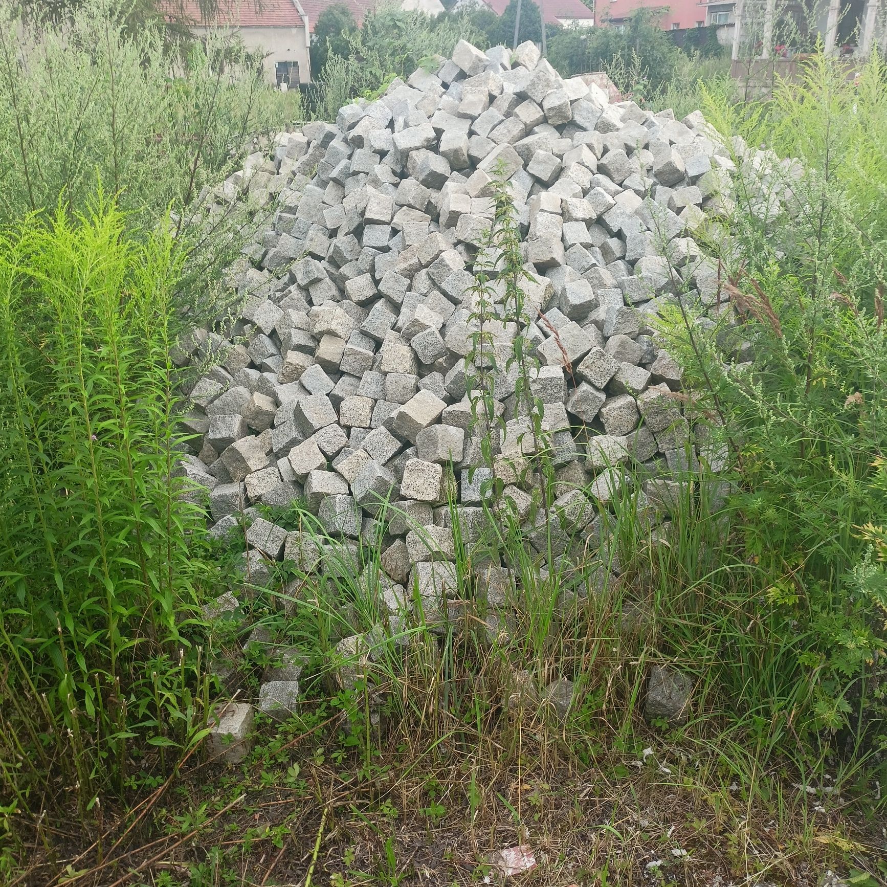 Sprzedam łupaną kostkę granitową szarą wymiar: ok 10x10x10cm