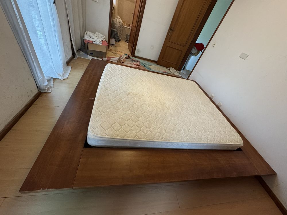 Cama tipo Japonesa + 2 mesas cabeceira
