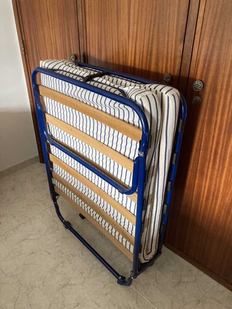 Cama dobrável pouco usada e com colchão