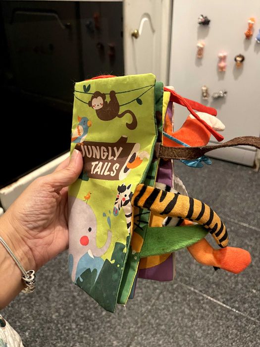 Livro Sensorial “Jungly Tails” – Caudas de Animais, Ideal para Bebés