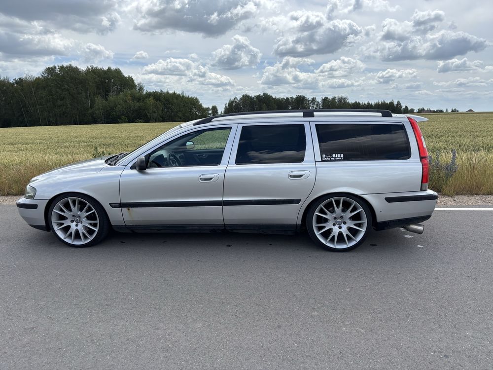 Volvo V70 2.5T AWD!!