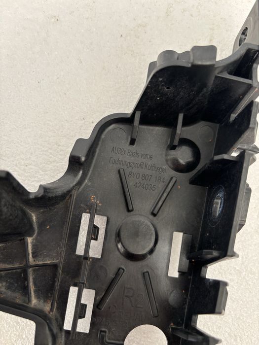 Audi A3 8Y 20- ślizg zderzaka prawy lewy przód przedni mocowanie