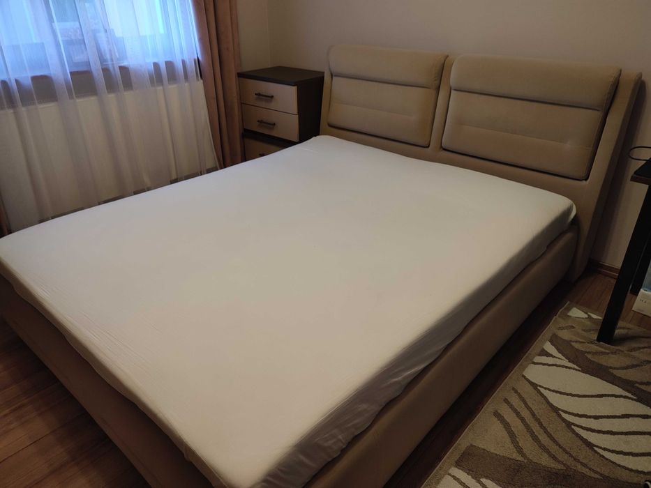 Łóżko tapicerowane z regulowanymi zagłówkami