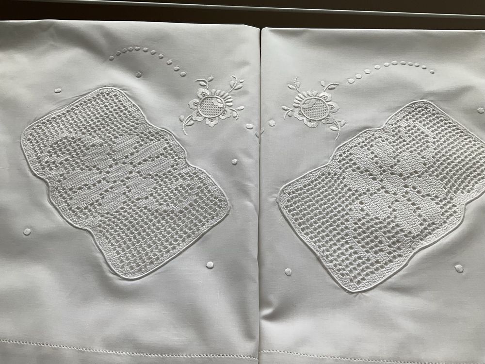 Lençol bordado com renda e 2 fronhas