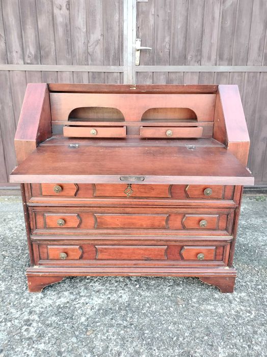 stary drewniany sekretarzyk