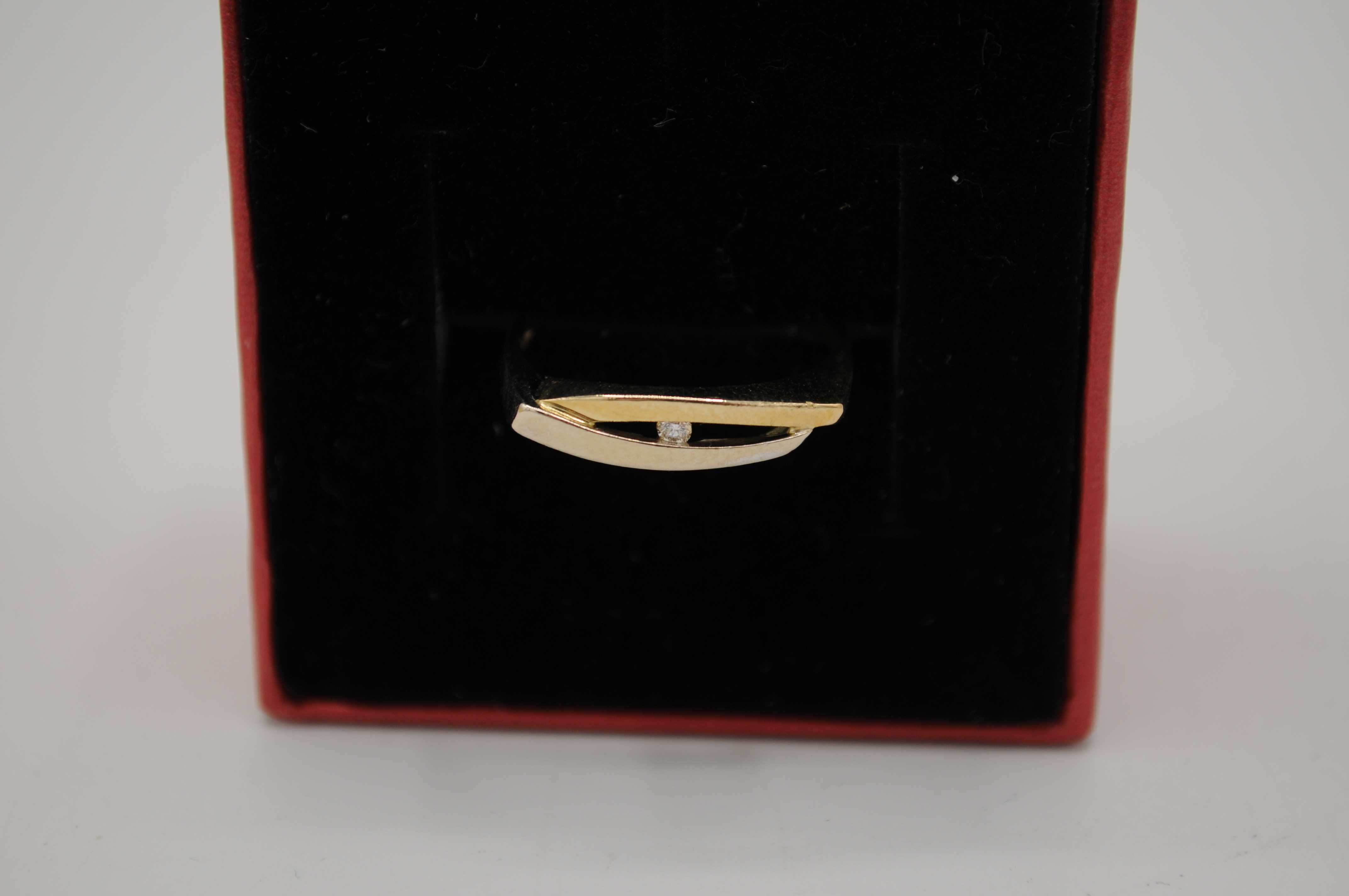 Złoty pierścionek z brylantem 0,02 ct wyrób jubilerski 585 - 2,00 g.
