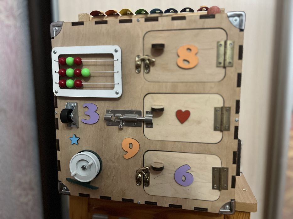 Дитячий бізікуб.