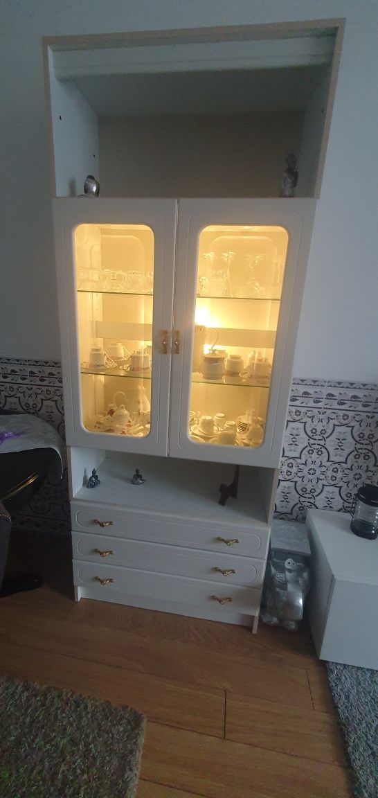 Aparador branco de sala com luz e 3 gavetas