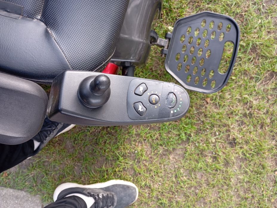 Wózek inwalidzki elektryczny.