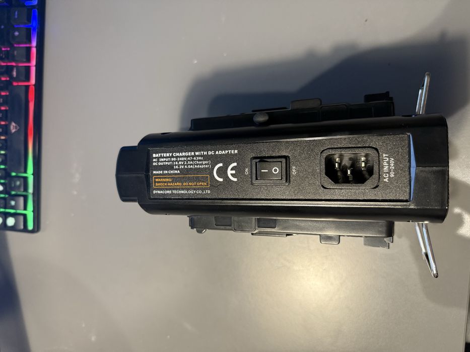 Dynacore D-2S – ładowarka do akumulatorów V-Mount – stan idealny