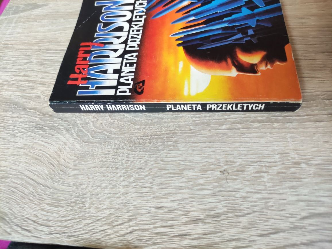 Książka fantasy o sportowcu Planeta przeklętych Harrison