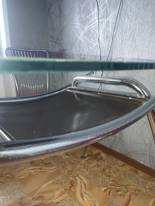 Стіл скляний обідній