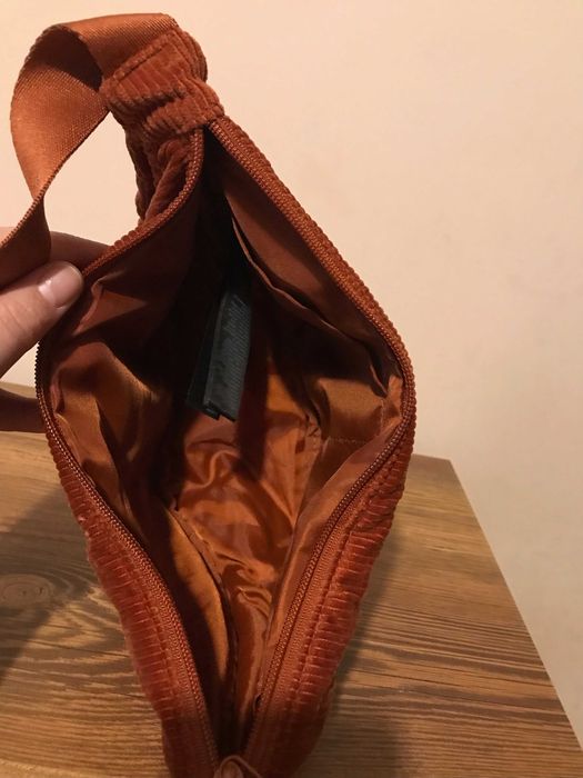 Жіноча вельветова сумка багет
Uniqlo нова