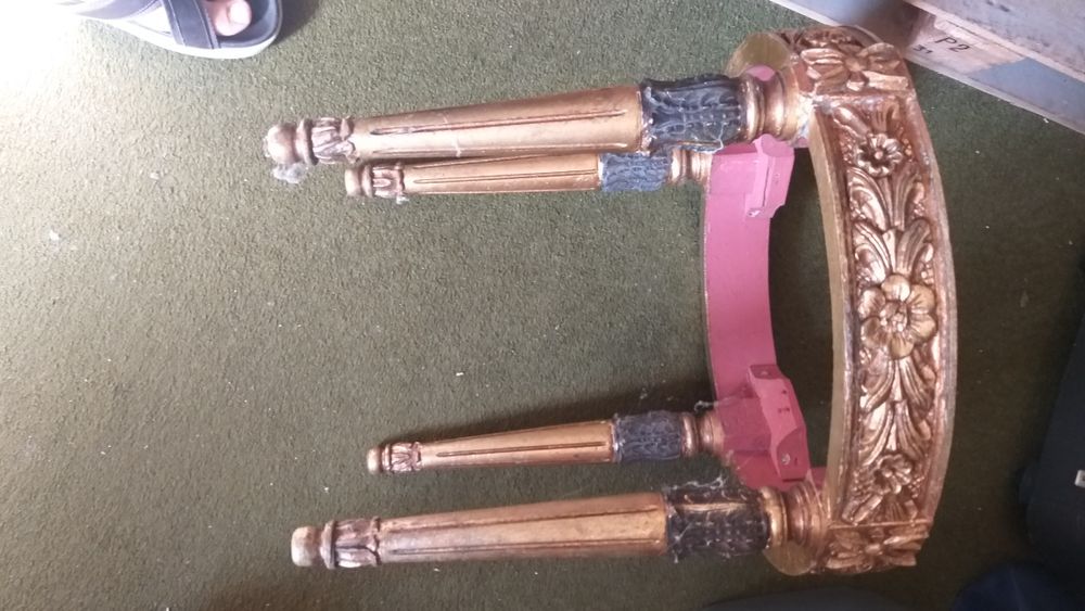 Mesa apoio dourada com pedra