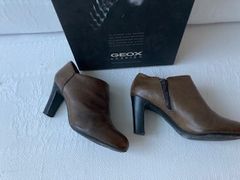 Botins castanhos da GEOX