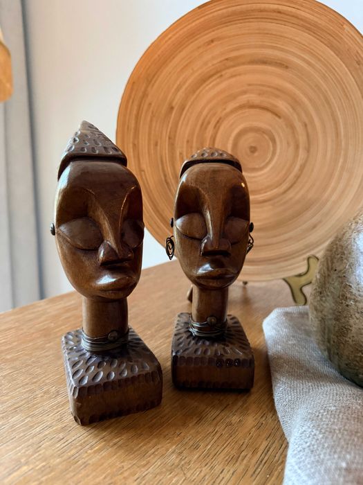 Figurki afrykańskie. Popiersia. Drewniane figury. Kobieta i mężczyzna.