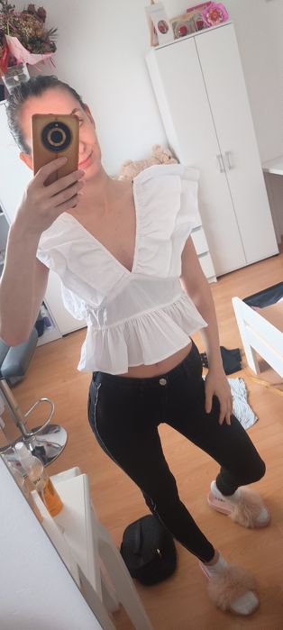 Top z baskinką falbanki Sinsay XS biały