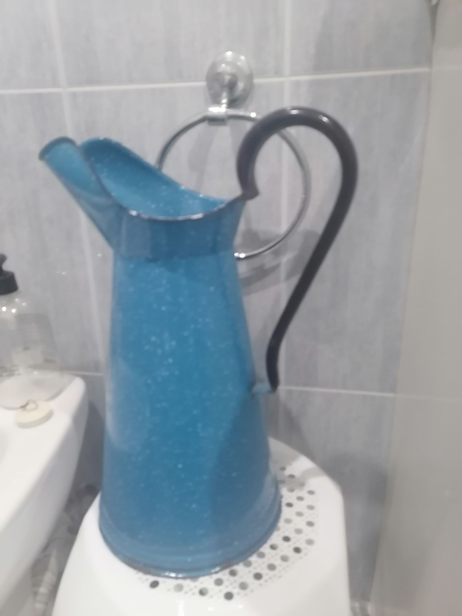 Lavatório antigo e usado.