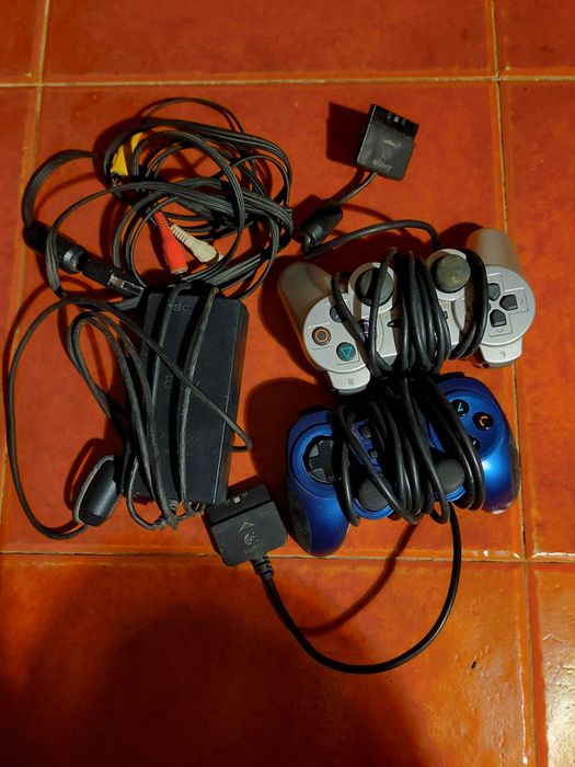 Playstation 2 em bom estado e completamente funcional.