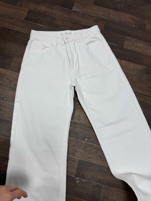 Сучасні стильні джинси  білого кольору Mango 34 розмір