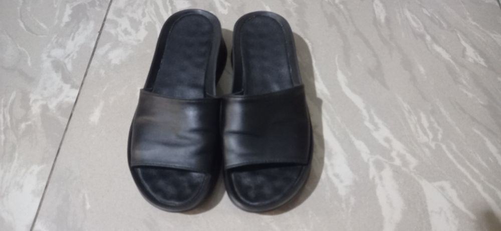 Кожані тапочки.            .