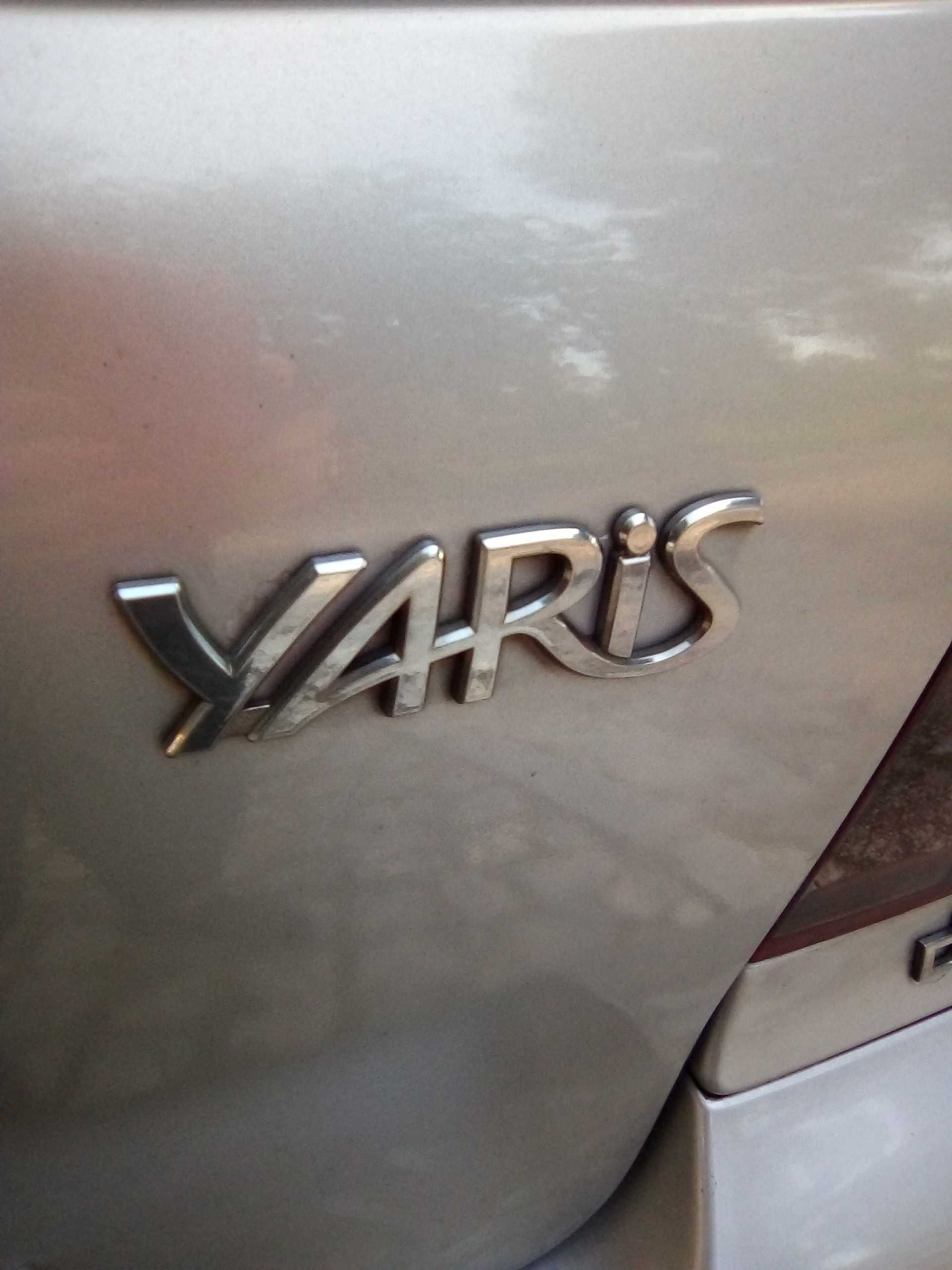 Motor Toyota Yaris 1.4, ano 2002, avariado.