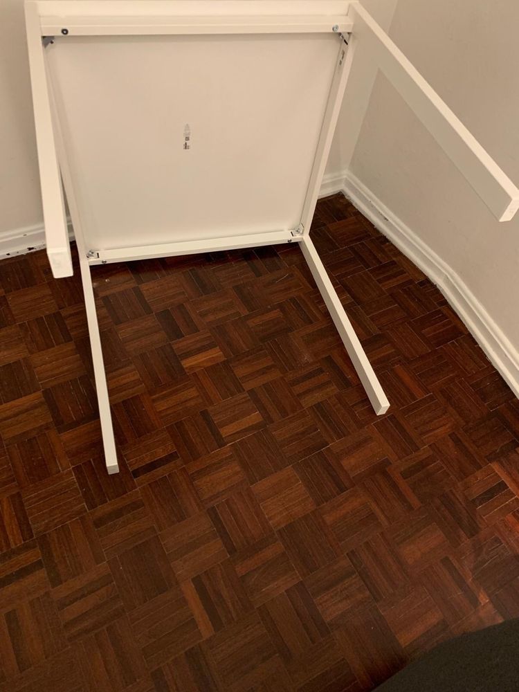 Mesa quadrada, de boa qualidade e um design elegante.