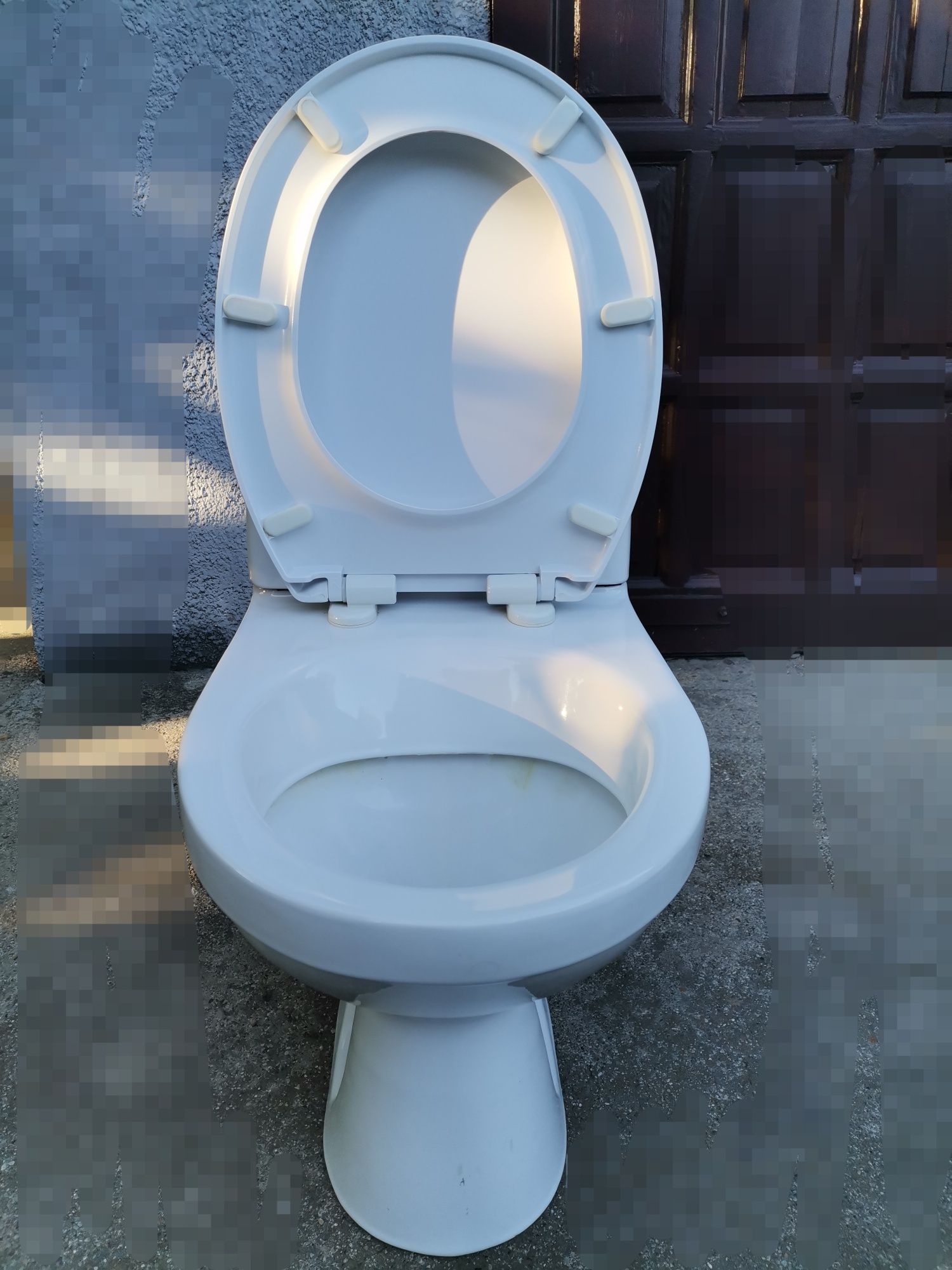 WC z nową deską sedesową