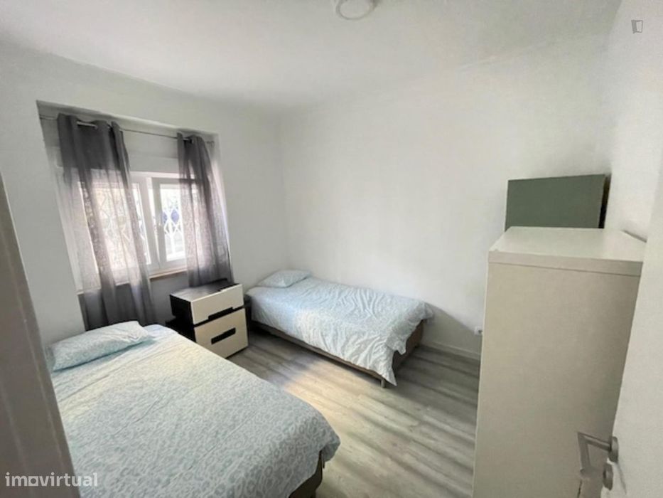 805182 - Quarto com várias camas em...