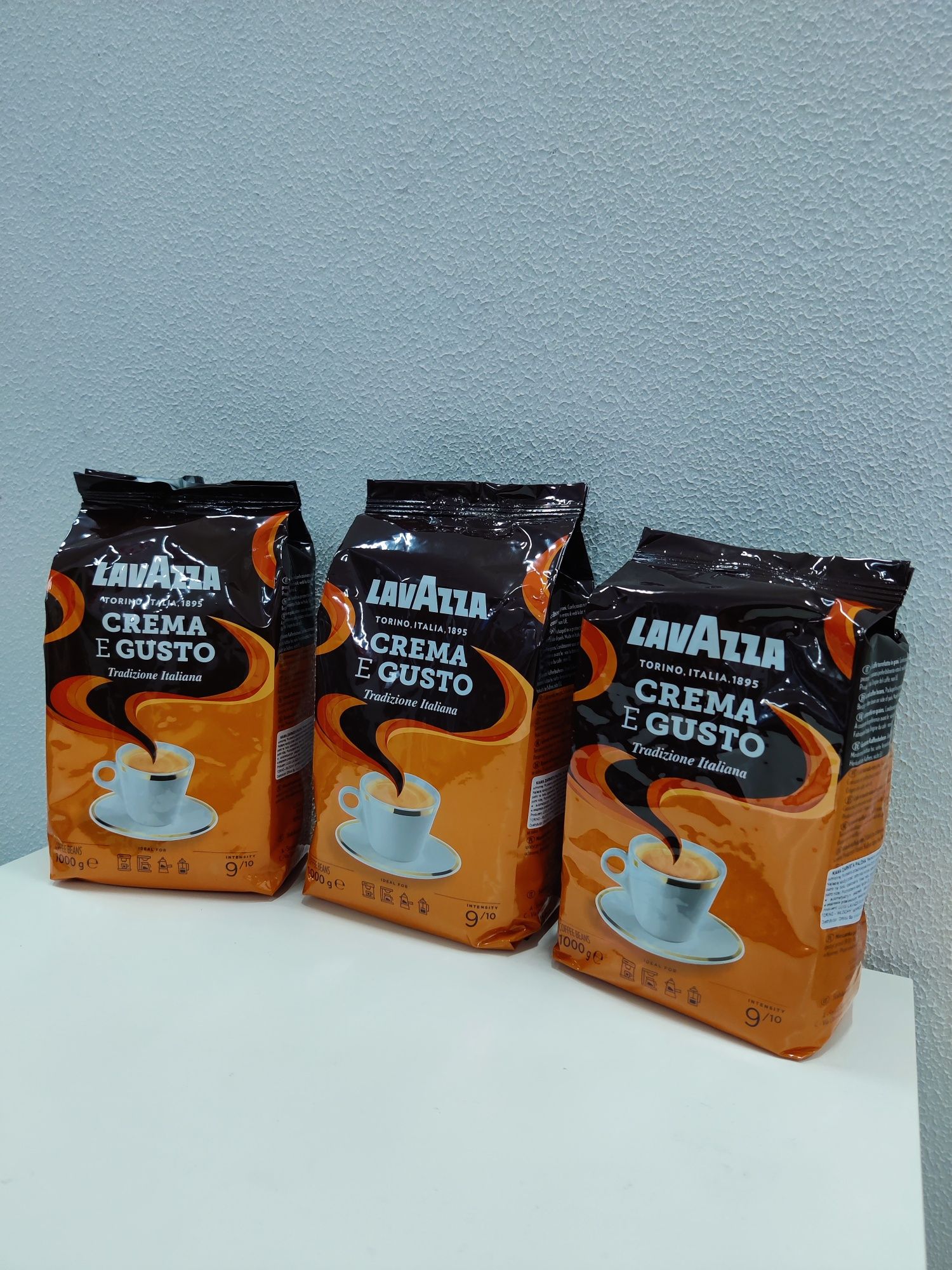 Кофе в зернах Lavazza CREMA E Gusto. Tradizione Italiano. Италия.