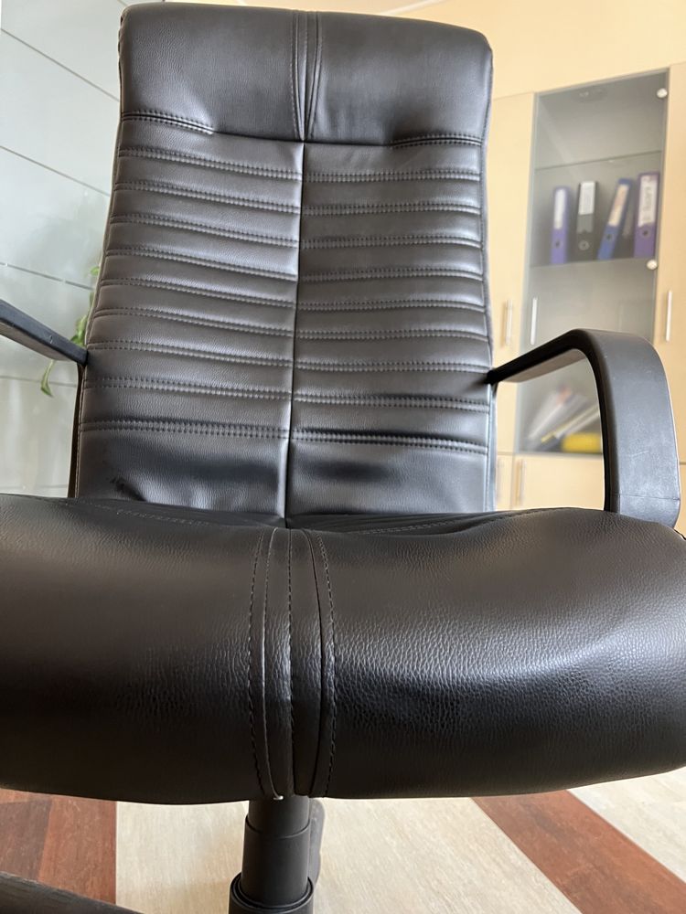 Люксове шкіряне та практичне крісло для офісу