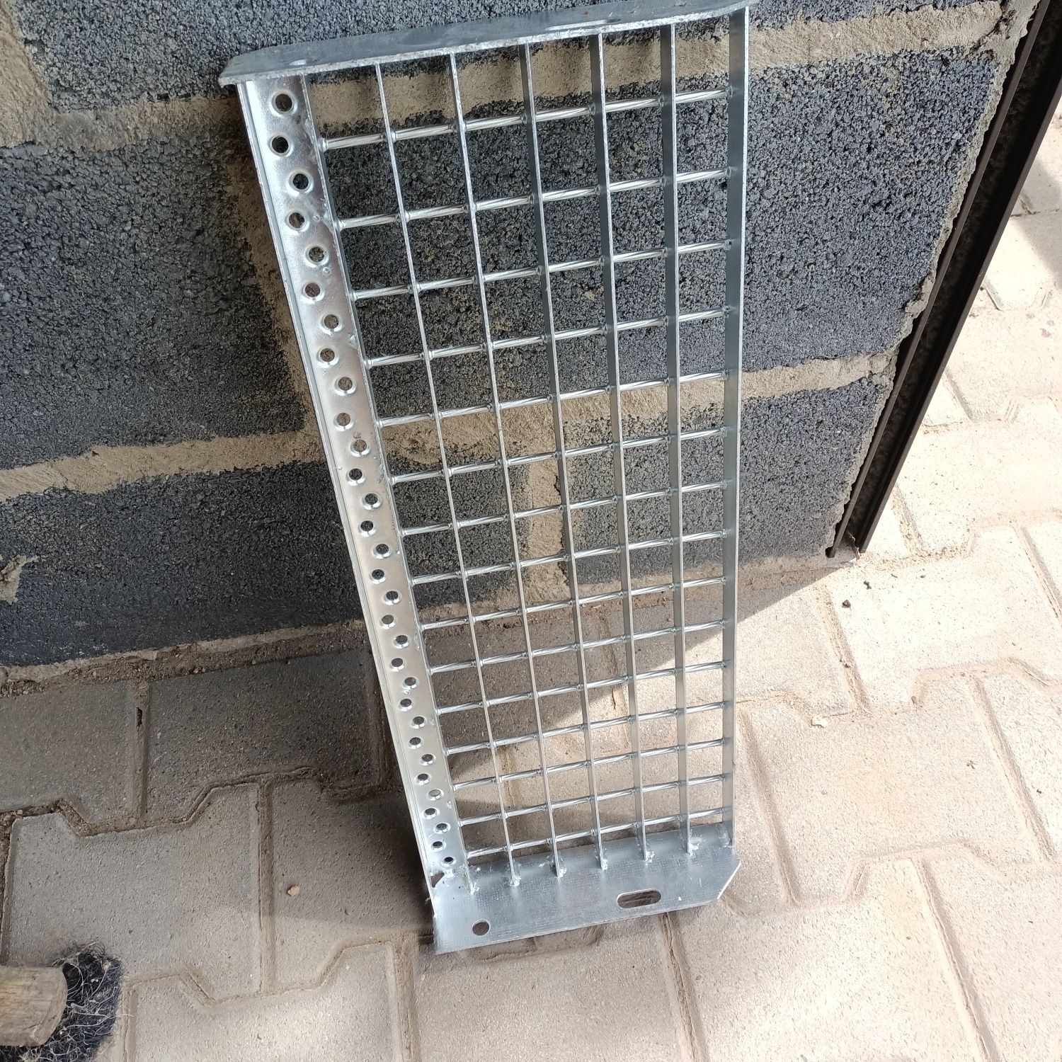 Stopień schodowy metalowy 60 cm szeroki, 24 cm głębokość