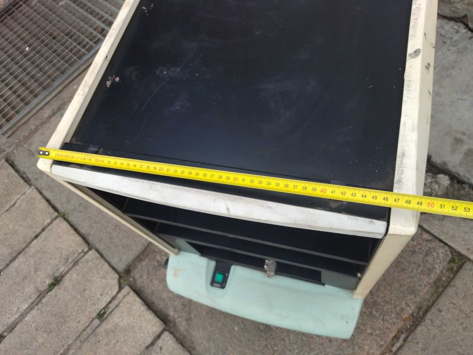 Пересувна тумбочка на колесах