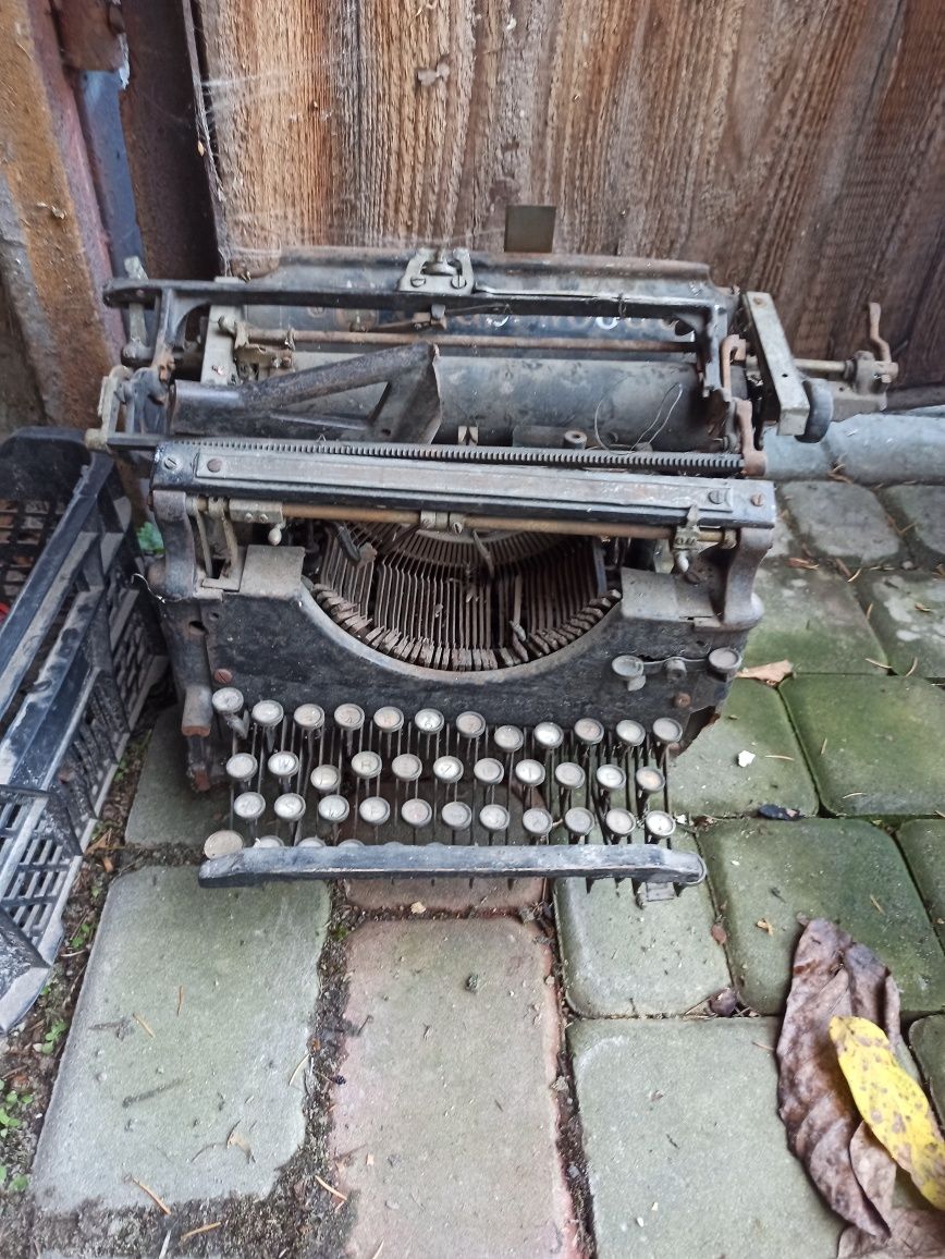 Stara maszyna do pisania na części Underwood uszkodzona