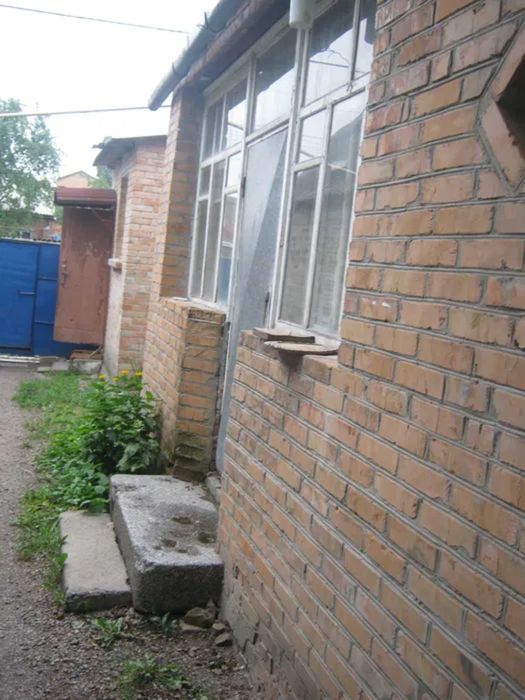 Продам частину будинку в центрі.