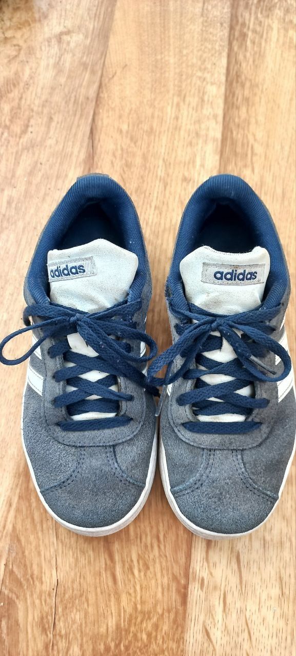 Продам дитячі кросівки Adidas (оригінал) у відмінному стані 33 розмір