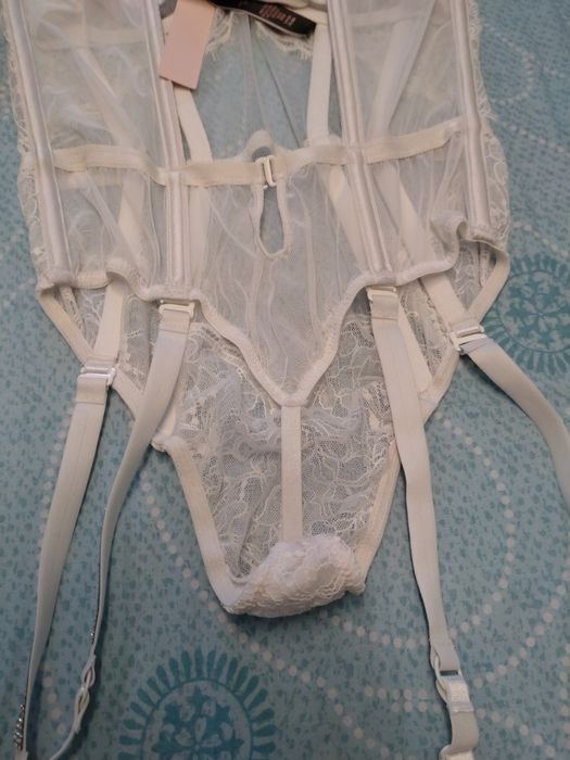 Body Victoria's Secret S stringi biale zapinki do ponczoch