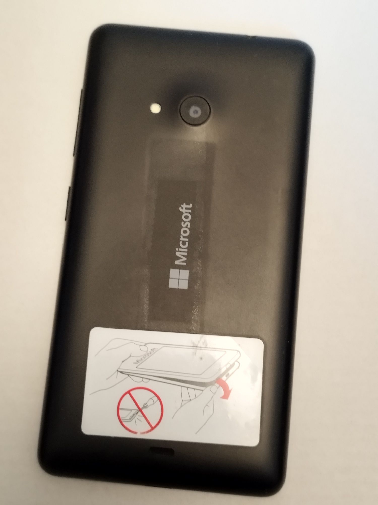 Dwa telefony komórkowe Samsung i Microsoft