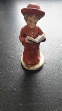 Figurka ceramiczna dziecko z książką w czerwonym stroju