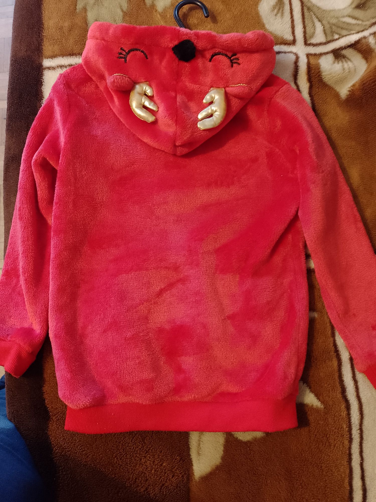 Bluza renifer z kapturem 122 cm czerwona.