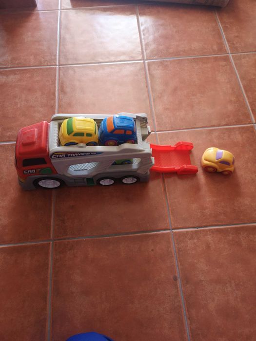Camião e carrinhos super divertidos.