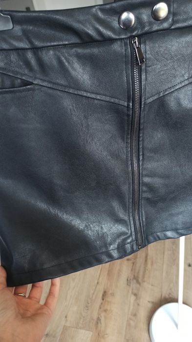 Spódnica mini z imitacji skóry Sinsay