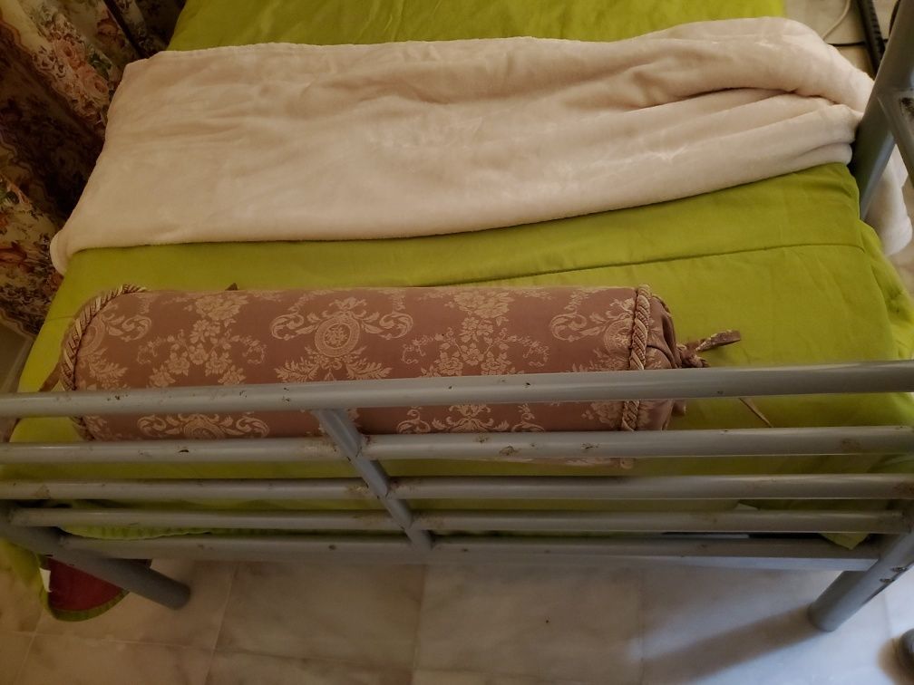 Cama Beliche de metal c/ colchões