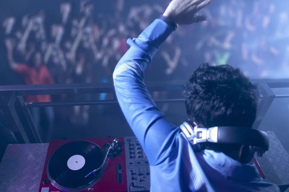 Wokalistka + profesjonalny DJ!  Dzwoń już dziś i zarezerwuj termin!