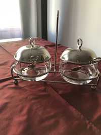 Duas tacas em vidro com suporte metalico