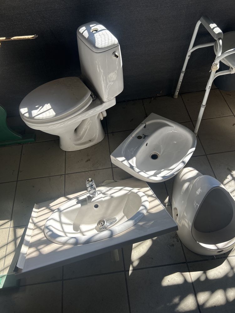 Toalety, umywalki, pisuar