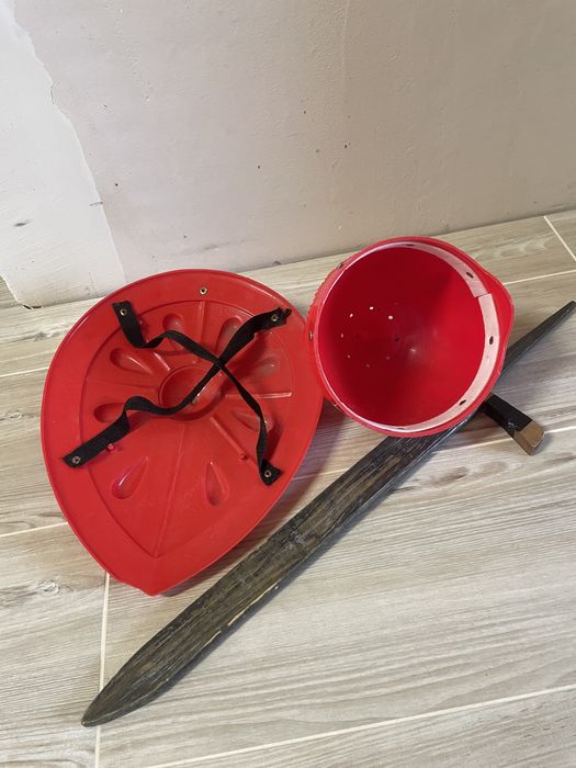 Рыцарский шлем, щит и меч