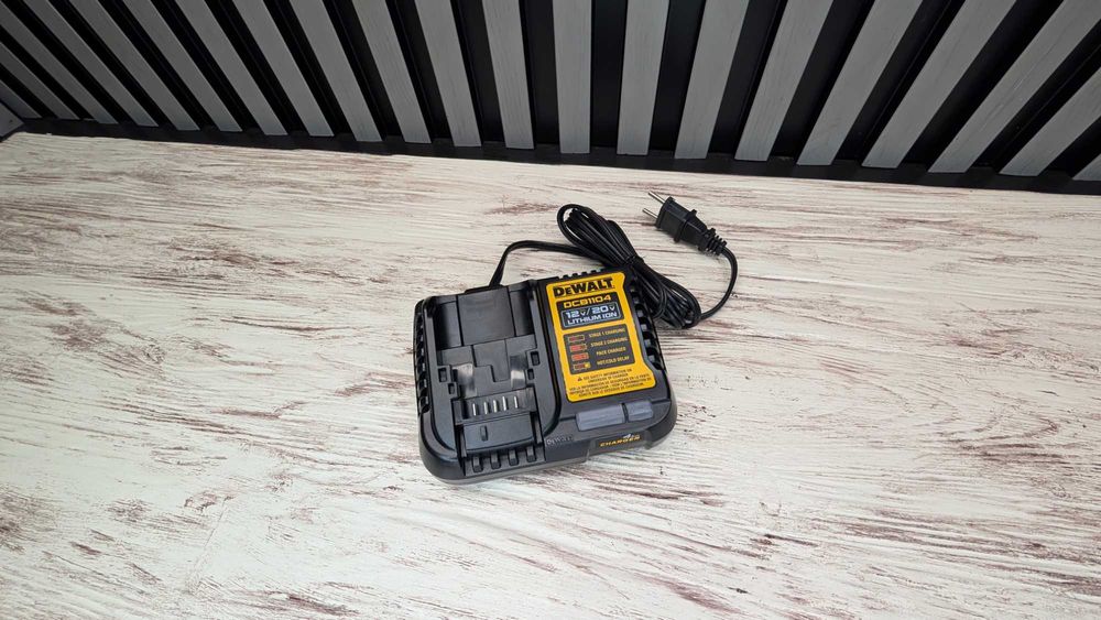 Зарядка DeWalt DCB1104 20V  220V