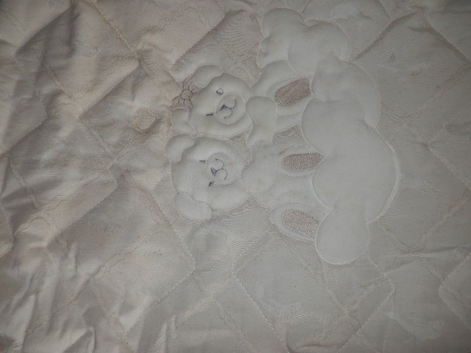 Contorno de berço e colcha com travesseiro